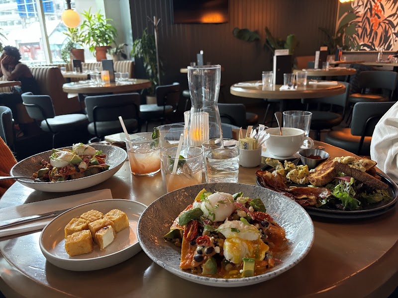 Earls Kitchen + Bar - Financial District (King & University)