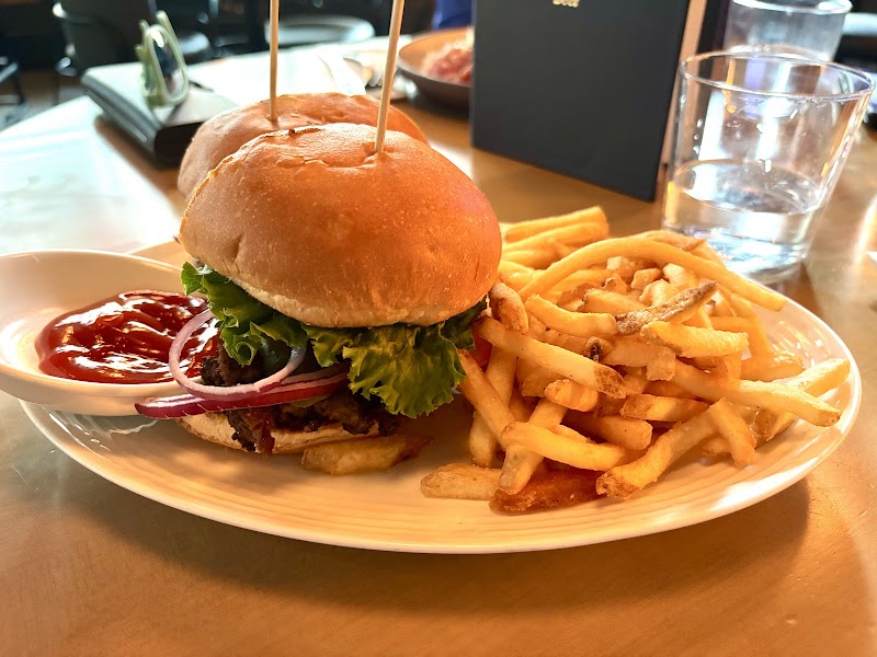 Earls Kitchen + Bar - Financial District (King & University)