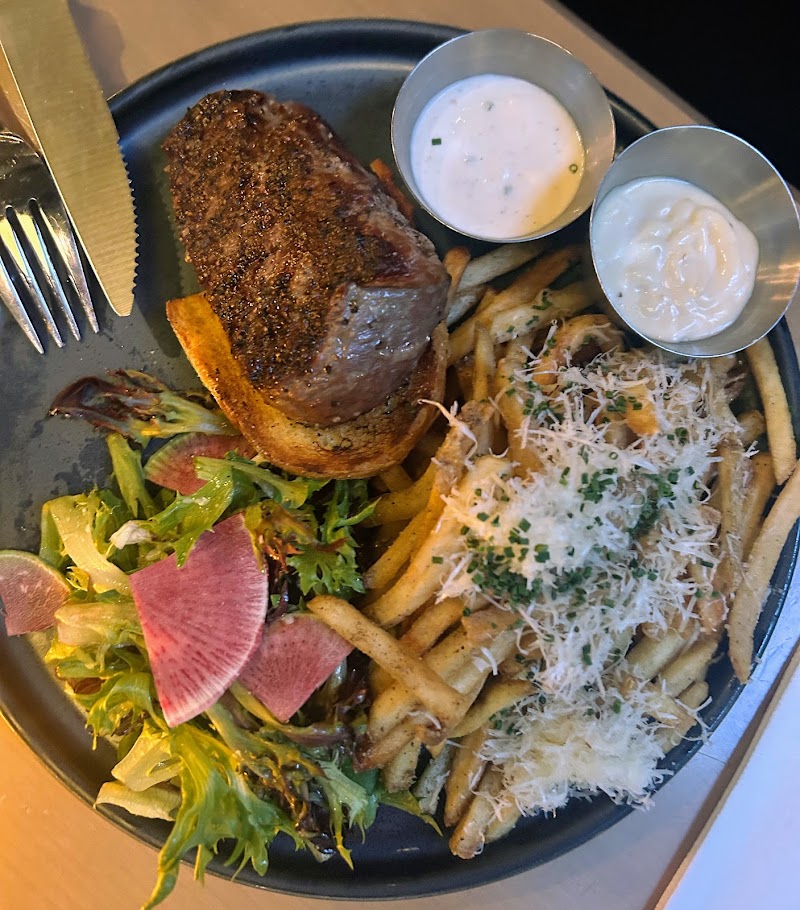 Earls Kitchen + Bar - Financial District (King & University)